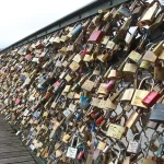 les cadenas d'amour sur le pont des art à Paris - echodefem.com