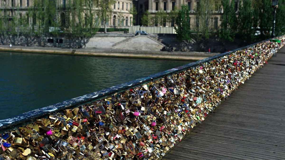 les cadenas d'amour sur le pont des art à Paris - echodefem.com
