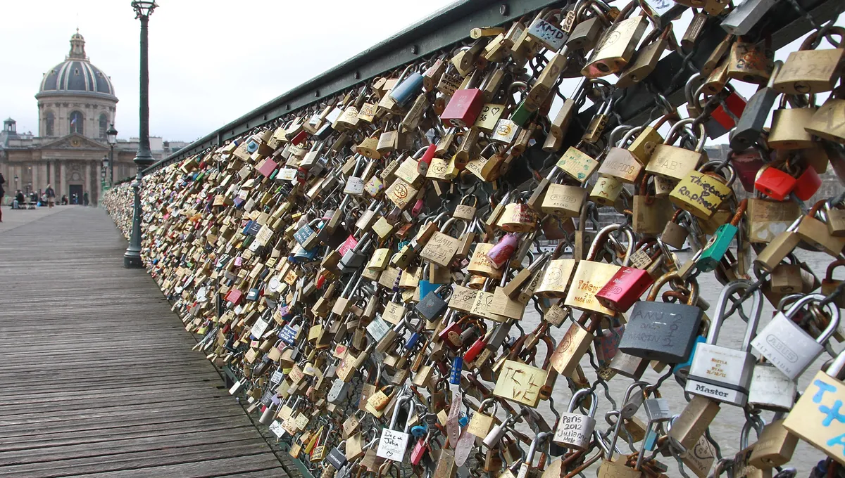les cadenas d'amour sur le pont des art à Paris - echodefem.com